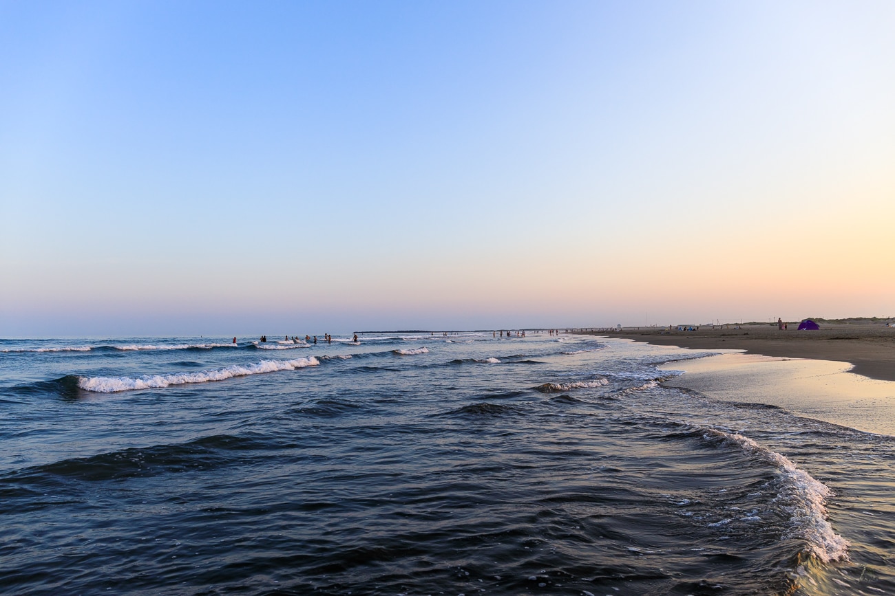 Motosuka Beach gets quiet around 6 pm